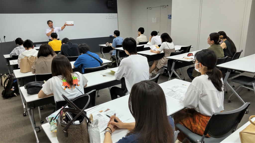 相原氏の説明を聞く学生ら