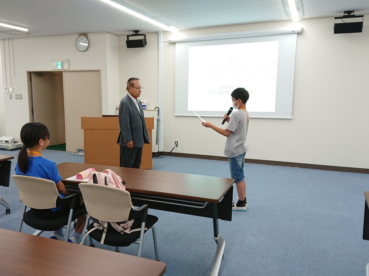 島崎修次所長に児童代表が感想を述べた