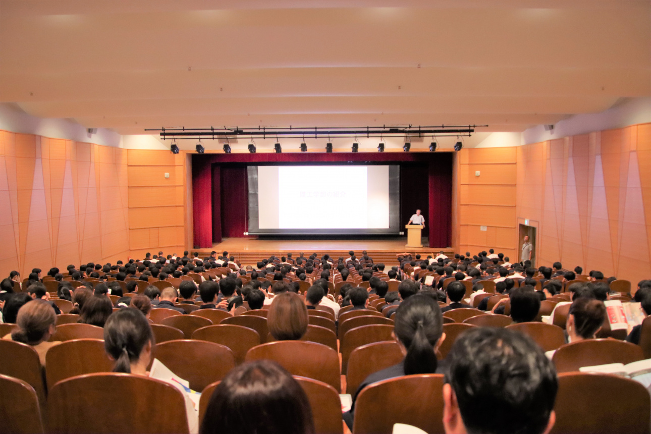 高校生のほかに、多くの保護者も参加