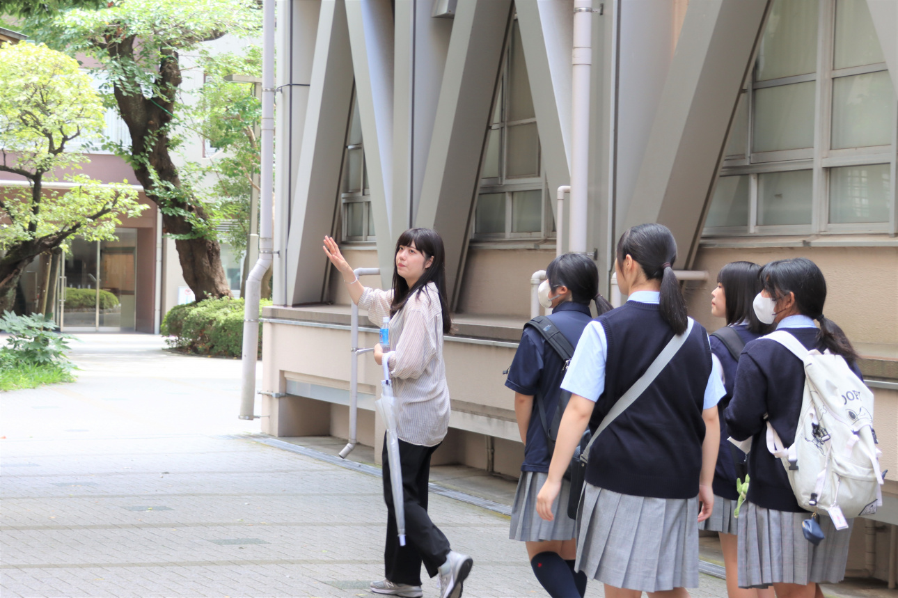 説明する経営学部4年の橋本菜央さんは高校の卒業生でもある