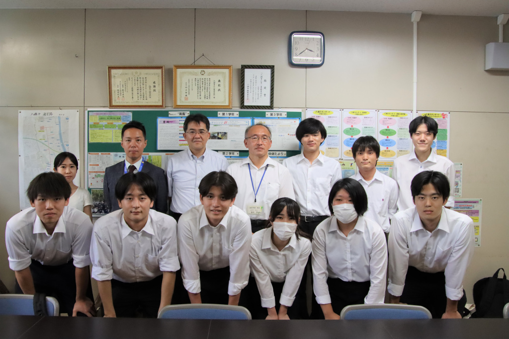 参加した学生らと八條中学校長蓮見潔先生(後列中央)