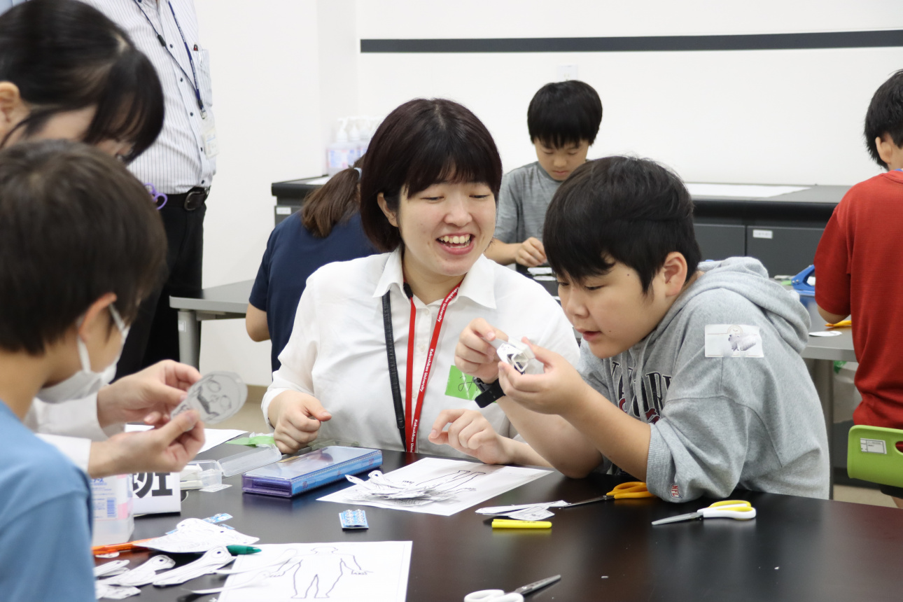 小野瀨ゼミの学生が作業をサポート