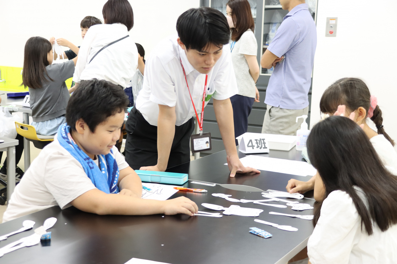 組み立て方をグループで相談