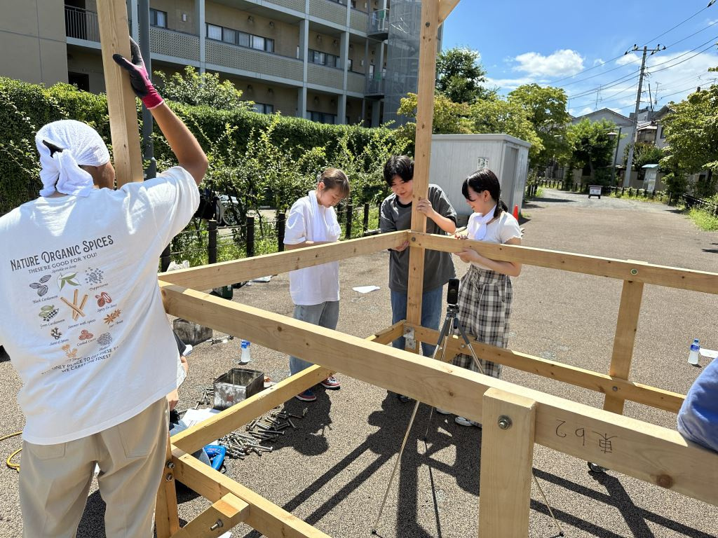 やぐらの組み立て作業