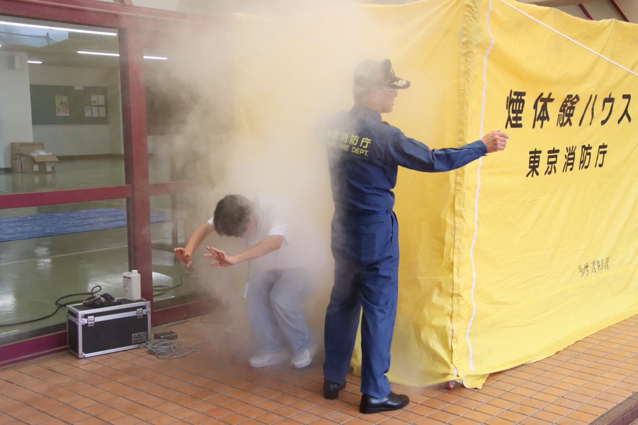 東京消防庁多摩消防署協力のもと、煙体験もおこなわれた