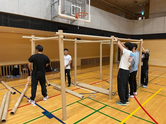 仕切りの骨組みを組んでいる様子