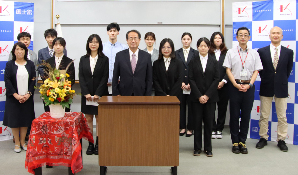 表学部長と入学生一同で記念撮影