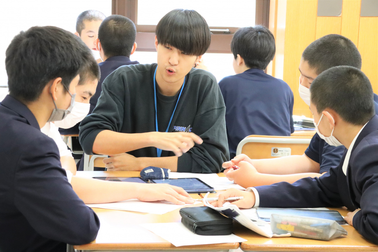 郡司ゼミの学生が中学1年生をサポート