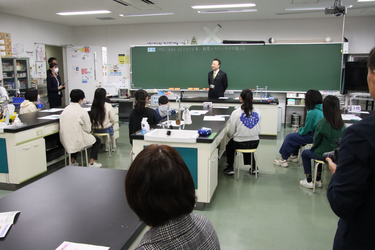 開校のあいさつを述べる長谷川均副学長