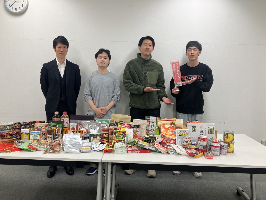 参加した学生らと柴田怜准教授(左端)