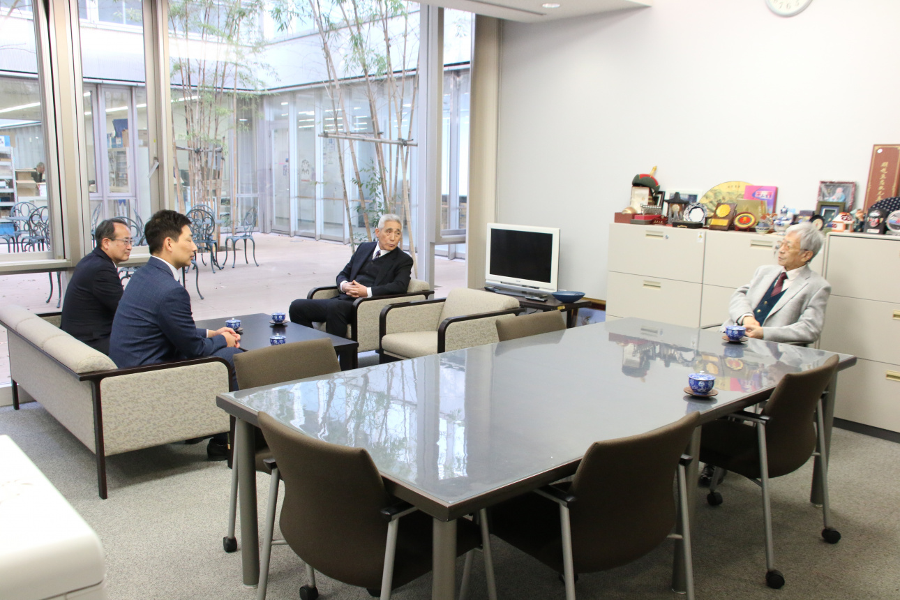 21世紀アジア学部を訪れ、大澤理事長らと面談する
岩崎さん
