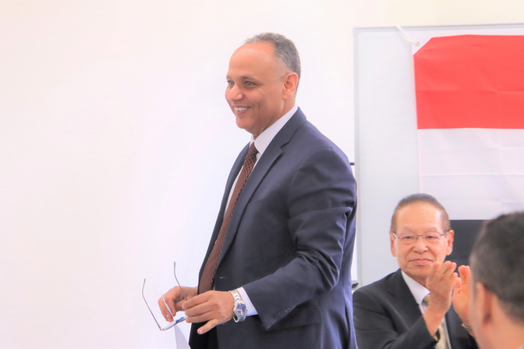 研修生を歓迎するサクル教授