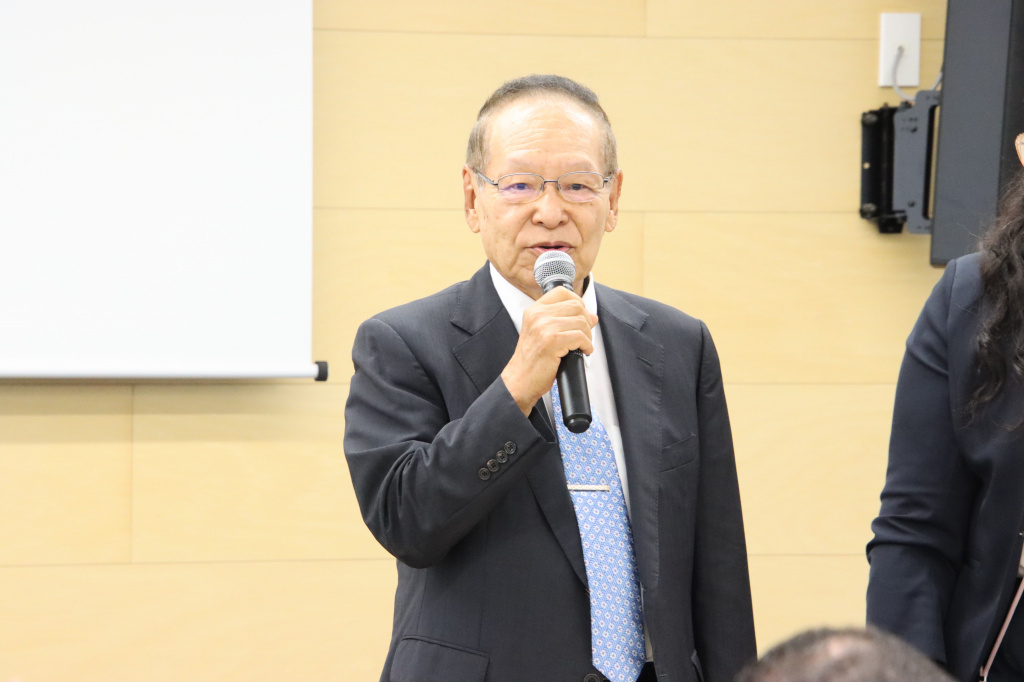 あいさつを述べる島崎所長