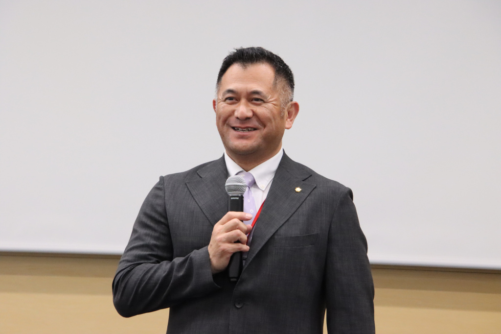 閉会の言葉を述べる植田教授
