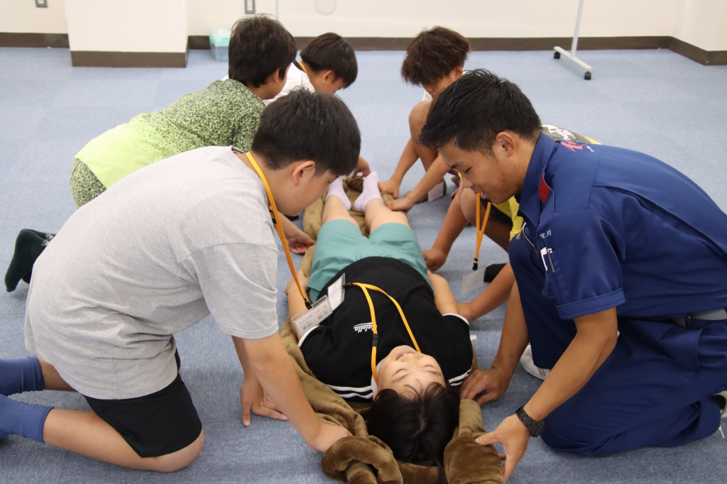 搬送法を体験する様子