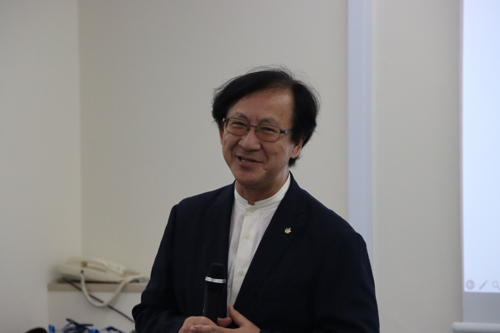 あいさつする佐藤学長