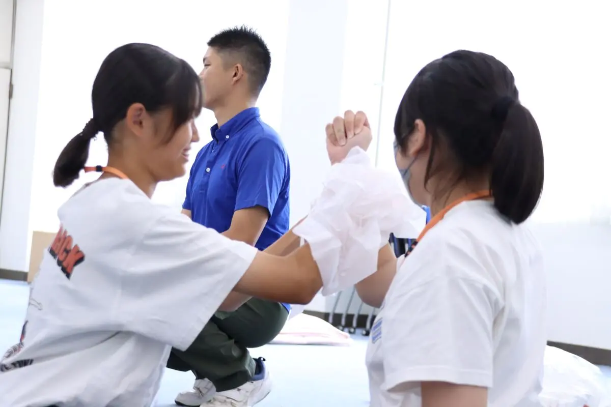 応急手当を実践する児童生徒ら