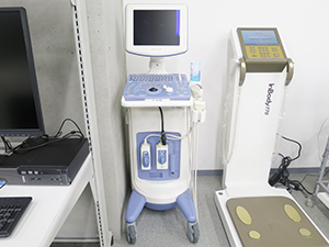 超音波診断装置（左）、身体組成測定器（右）