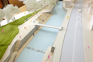 教員がかかわるプロジェクトでの学生による水辺空間の検討模型（H市A川）
