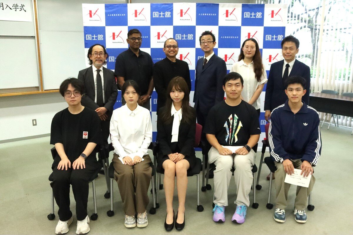 新入生と教員で記念撮影