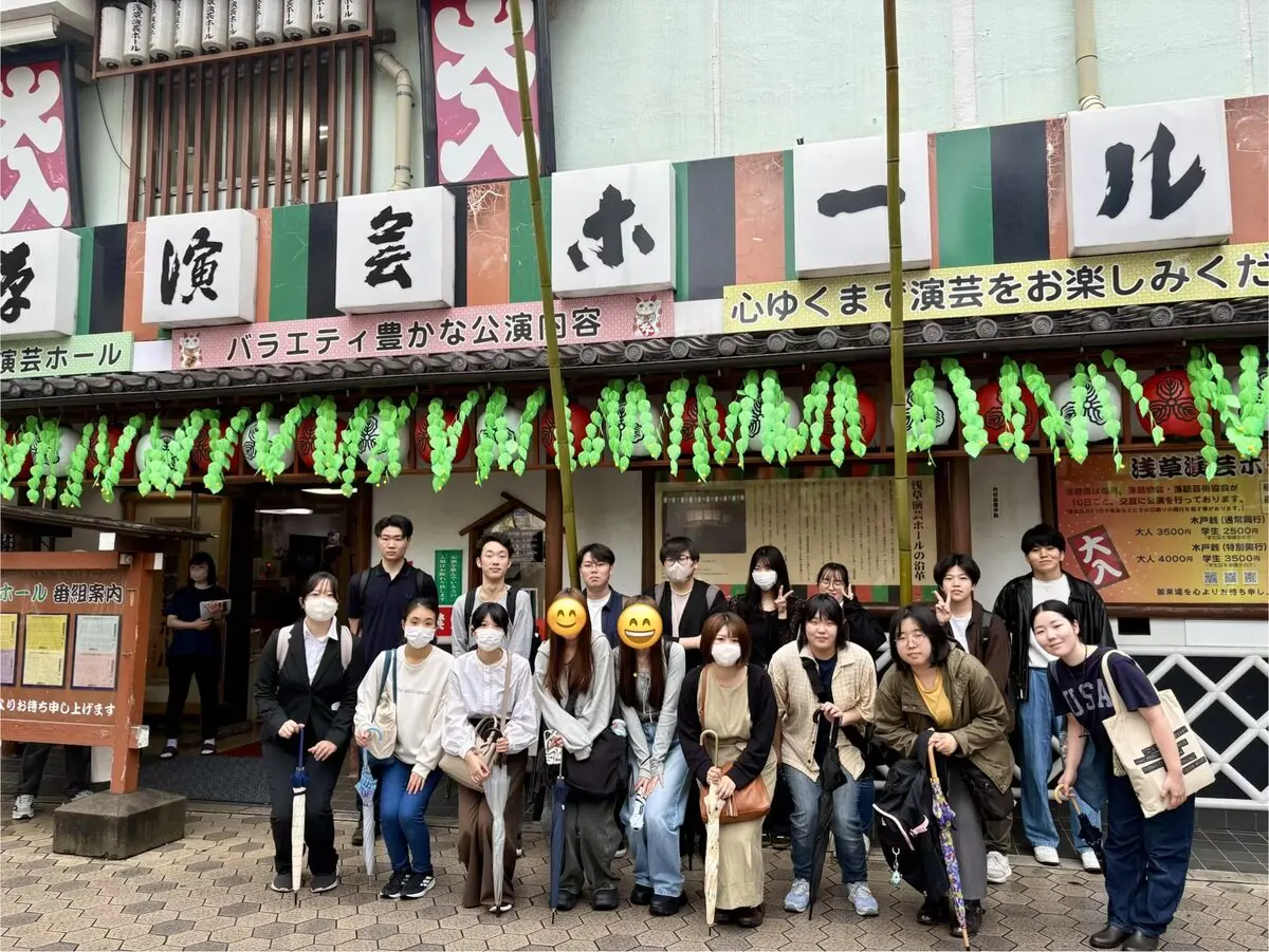 学生らの集合写真