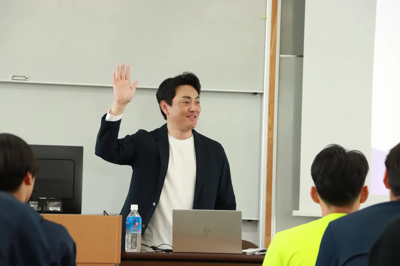 講義する佐々木客員教授