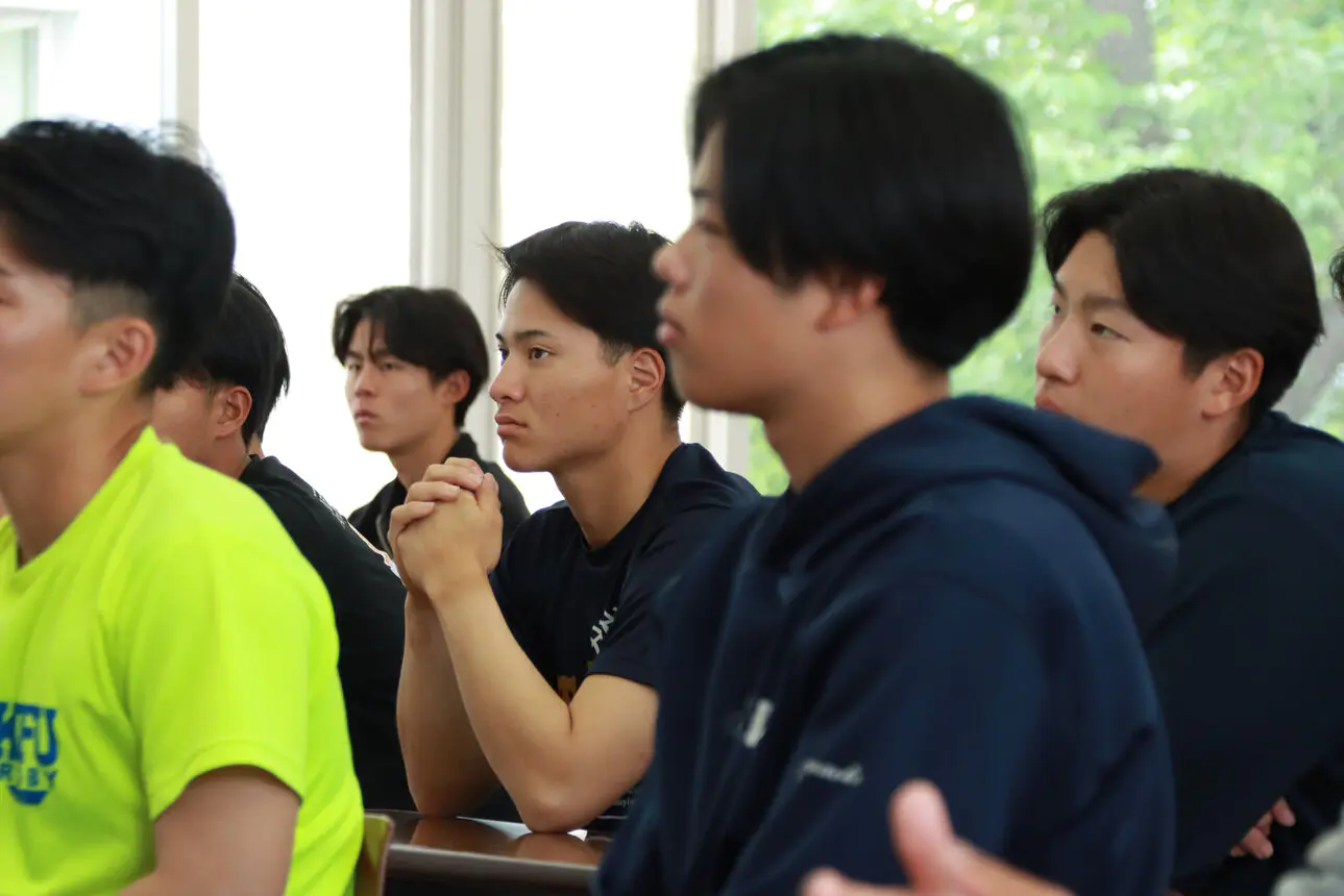 真剣な眼差しで受講する学生ら