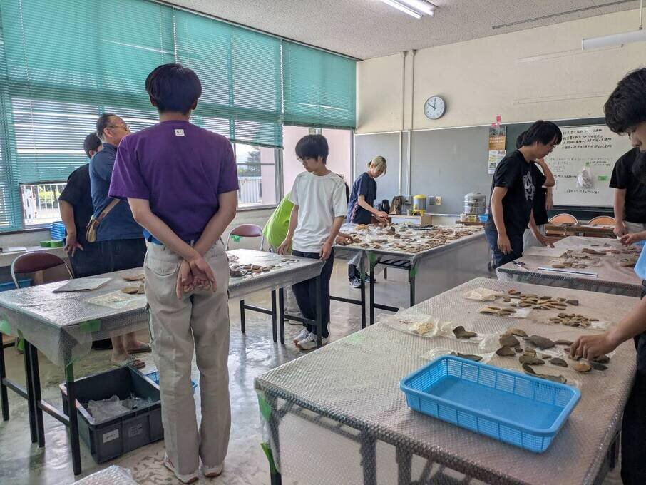 土器の整理を行う学生ら