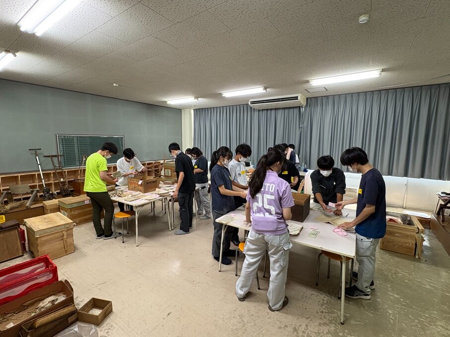 資料整理を行う学生ら