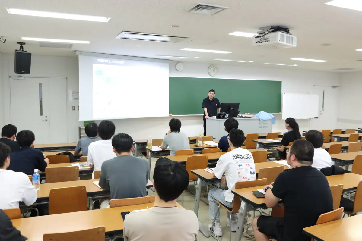 研究科ごとに分かれ説明会・個別相談を実施