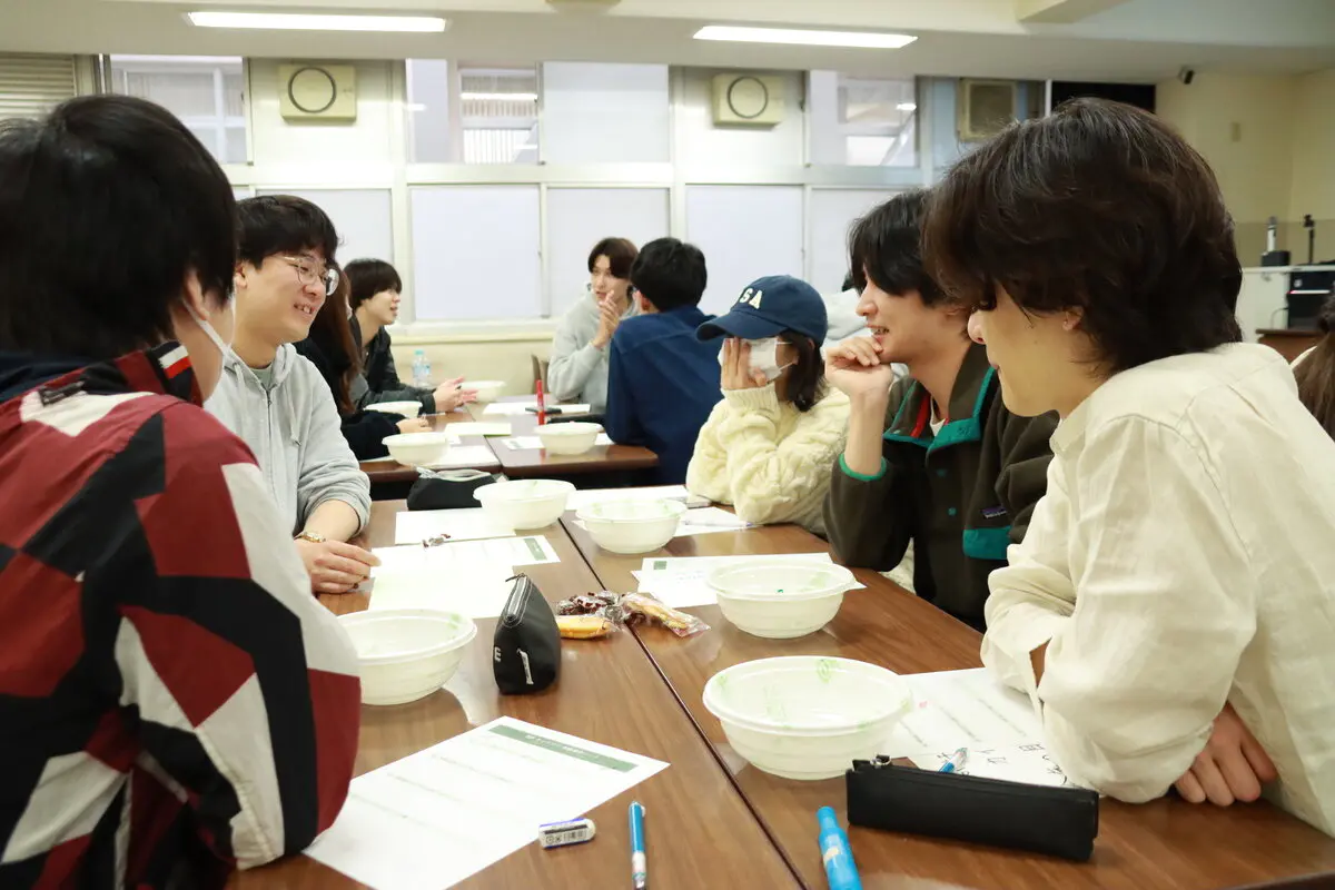 意見交換する学生ら
