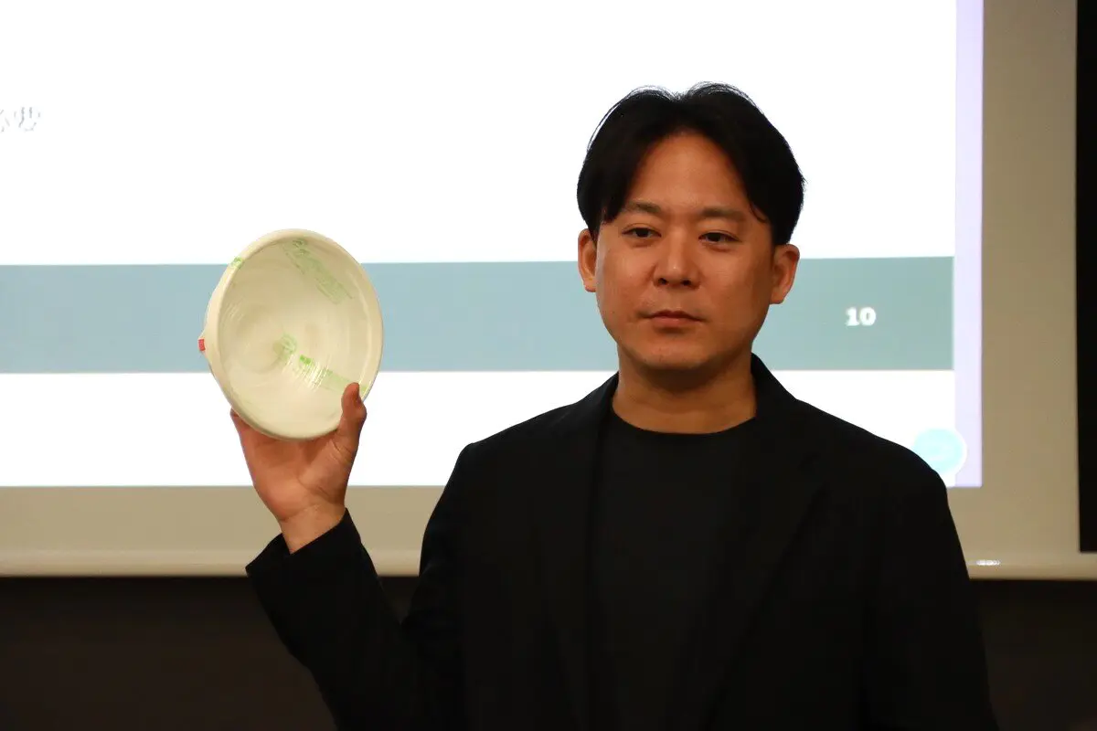 容器の説明をする荒氏