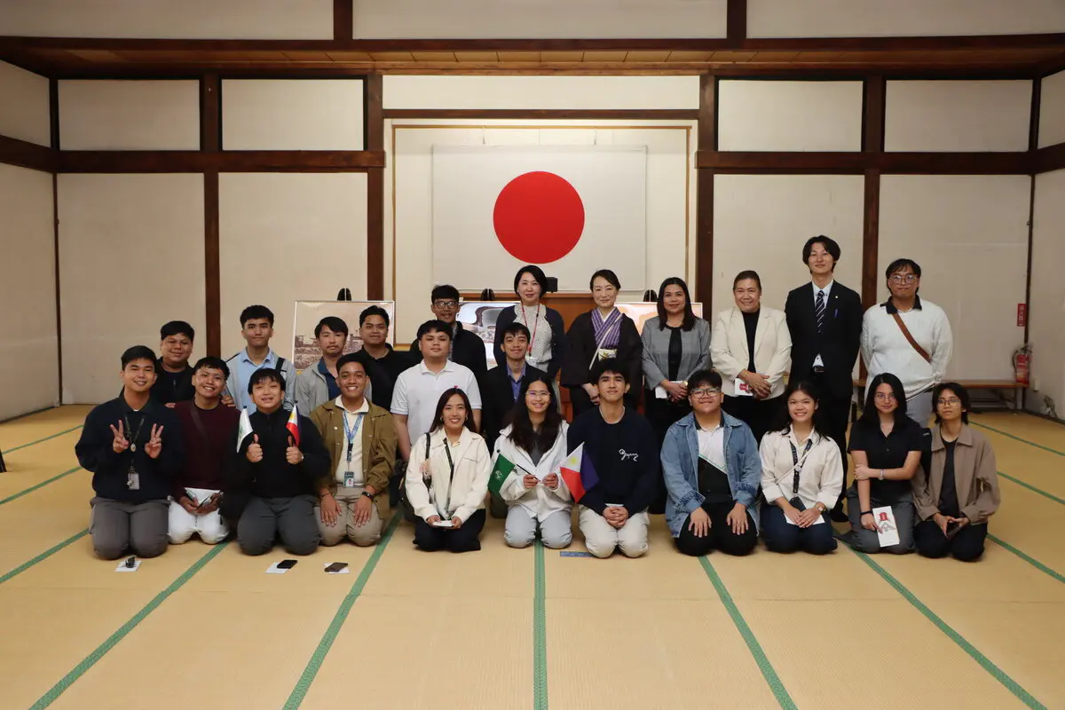 国士舘大講堂内で記念撮影
