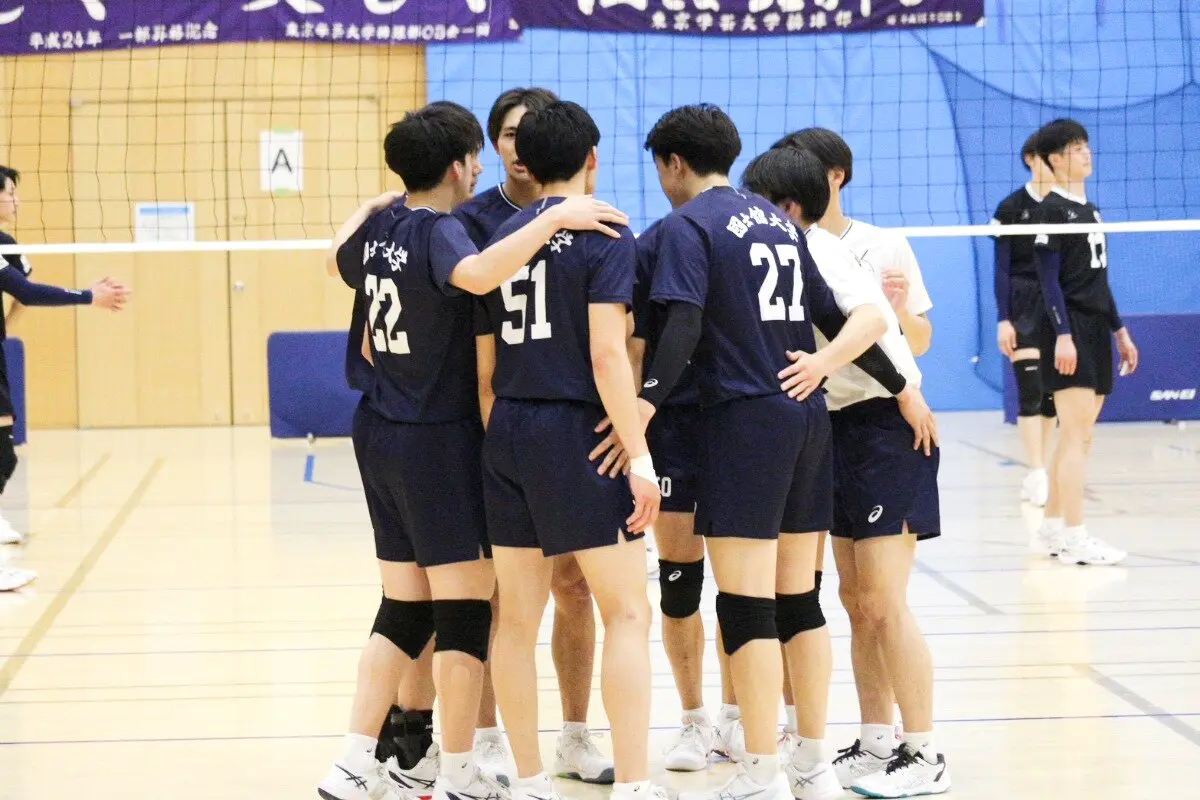 円陣を組む選手ら