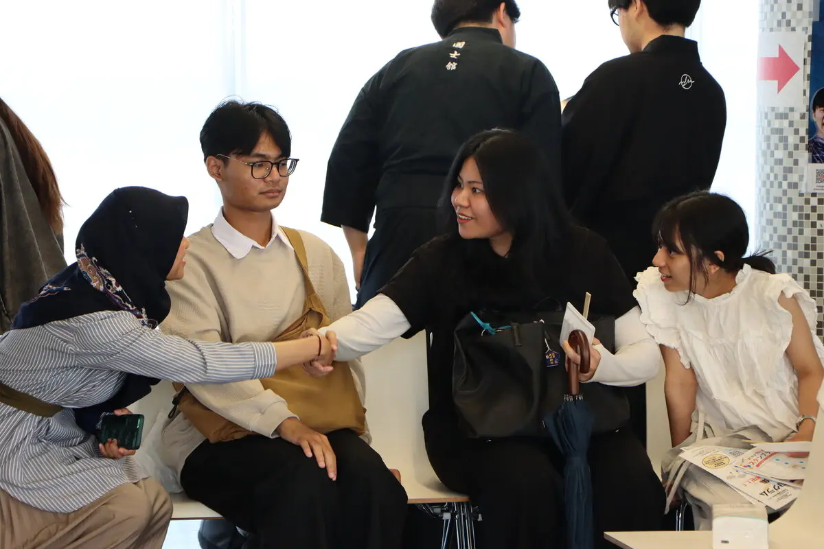 参加学生同士で交流する様子