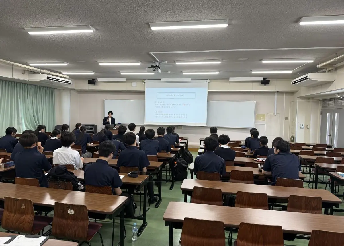 学生による留学体験談に耳を傾ける生徒ら