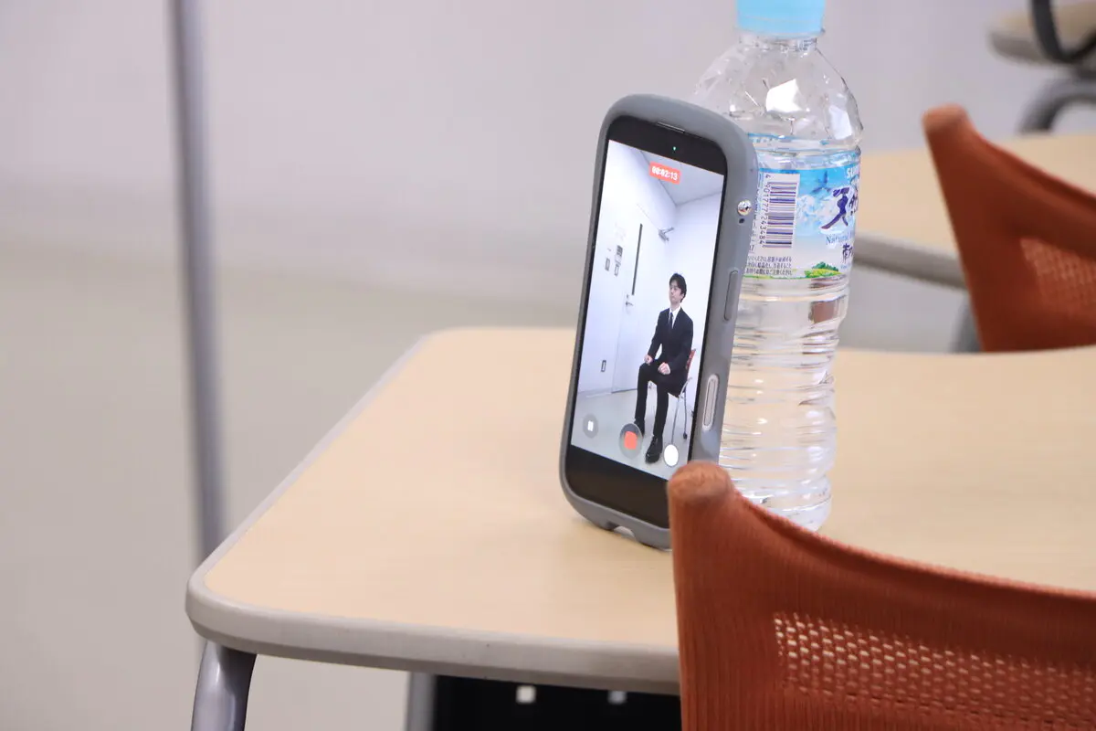 面接の様子をスマートフォンで撮影