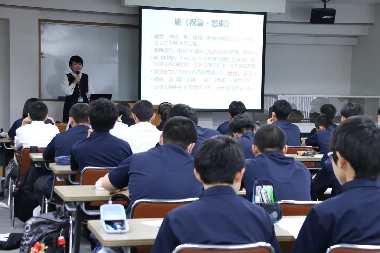真剣に話を聞く中学生ら