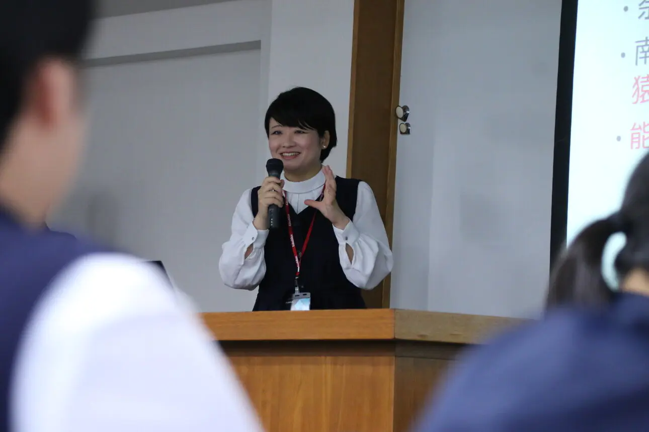 能楽の魅力を語る倉持准教授