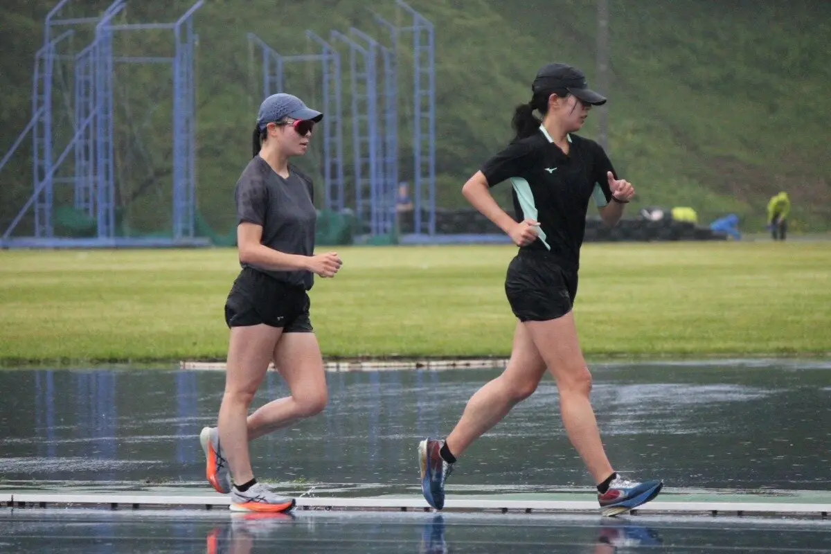 雨の中、練習に励む岡田選手
