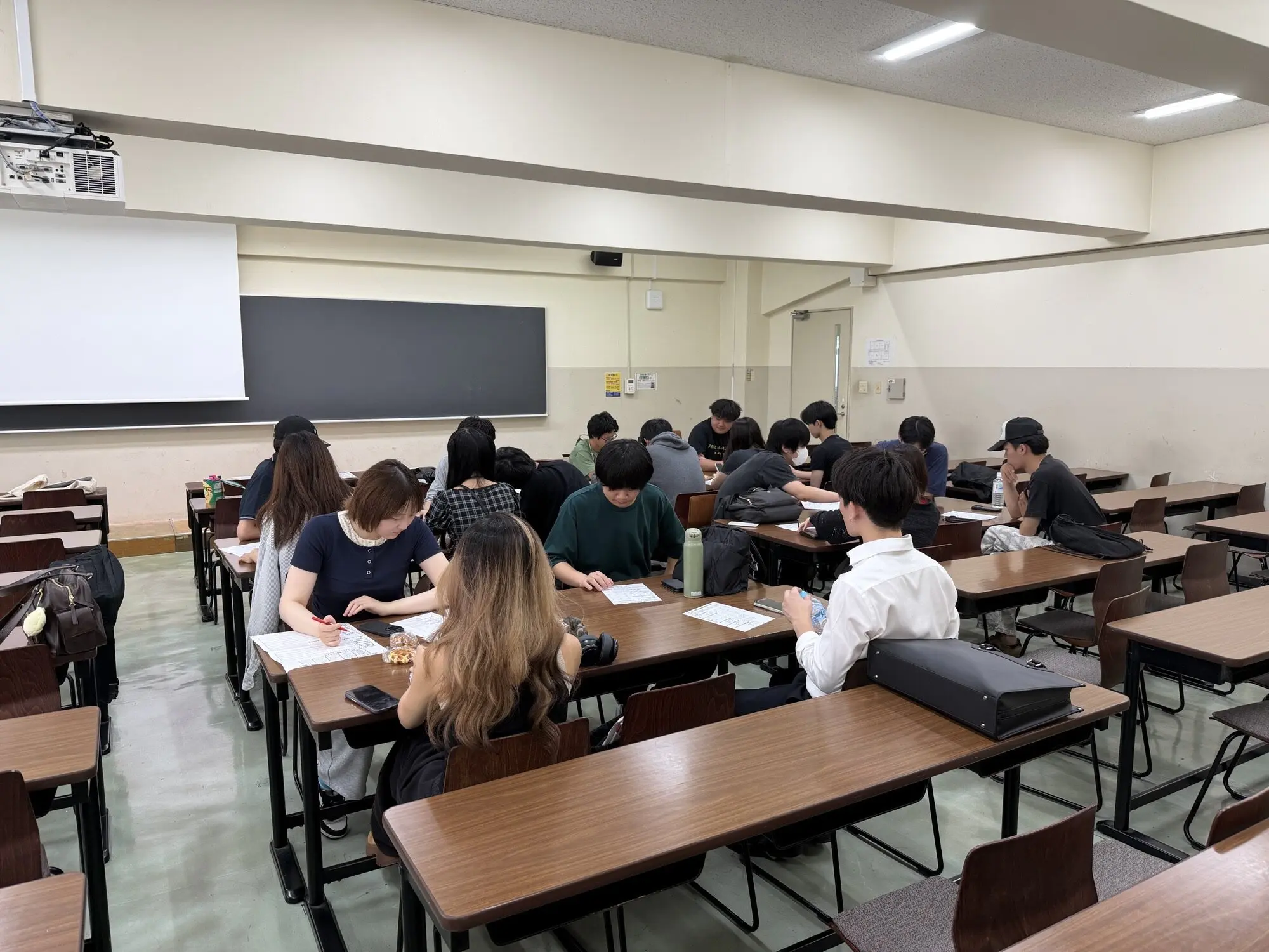 振り返りを行う学生ら