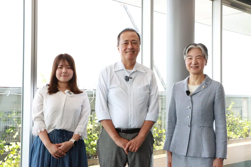 左から、宮本夏帆さん、保坂展人区長、田原淳子学長