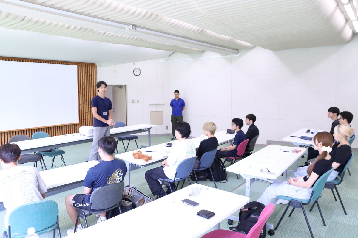 受講学生の前で自らの気づきを発表