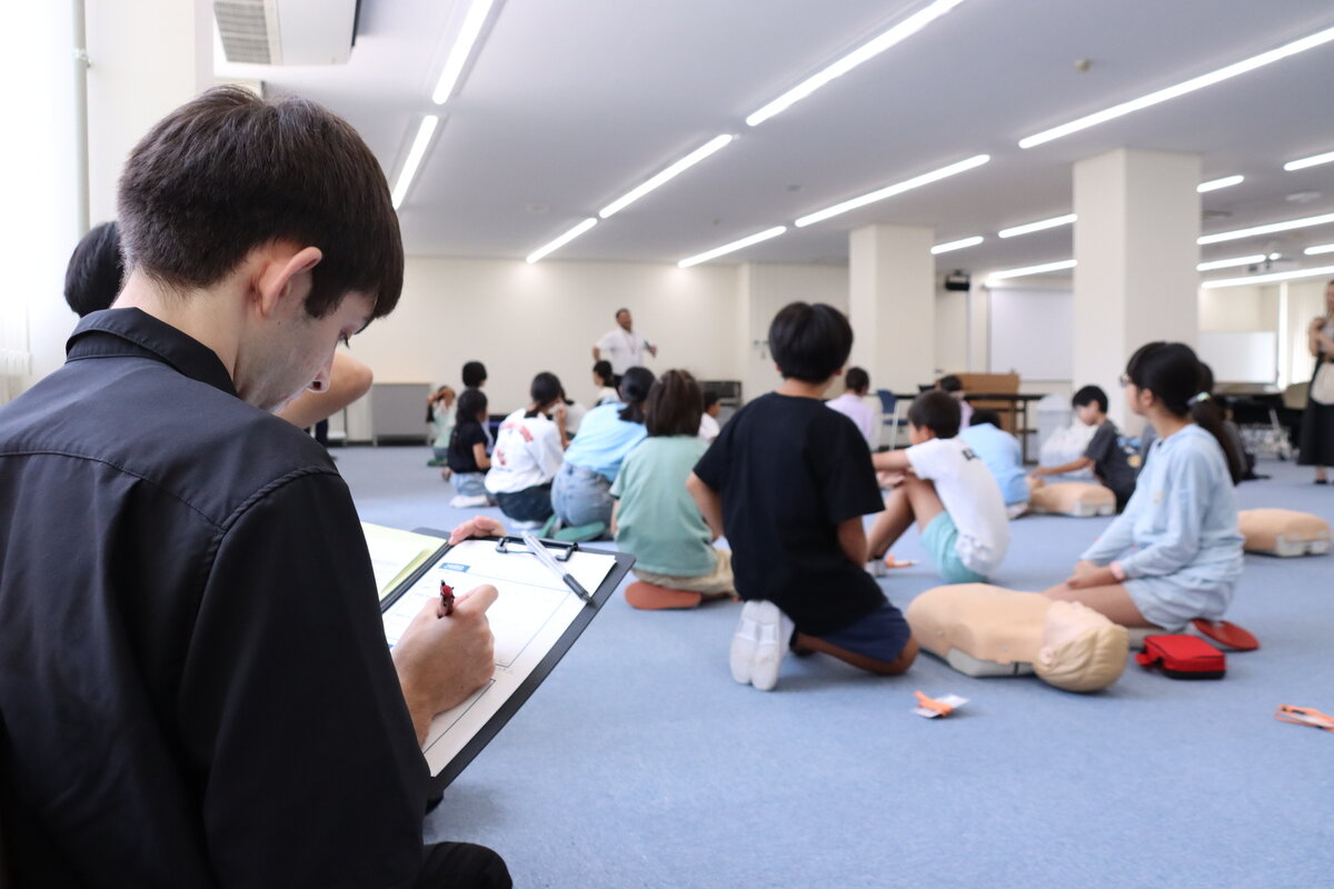 先生の教えるポイントなどを観察している