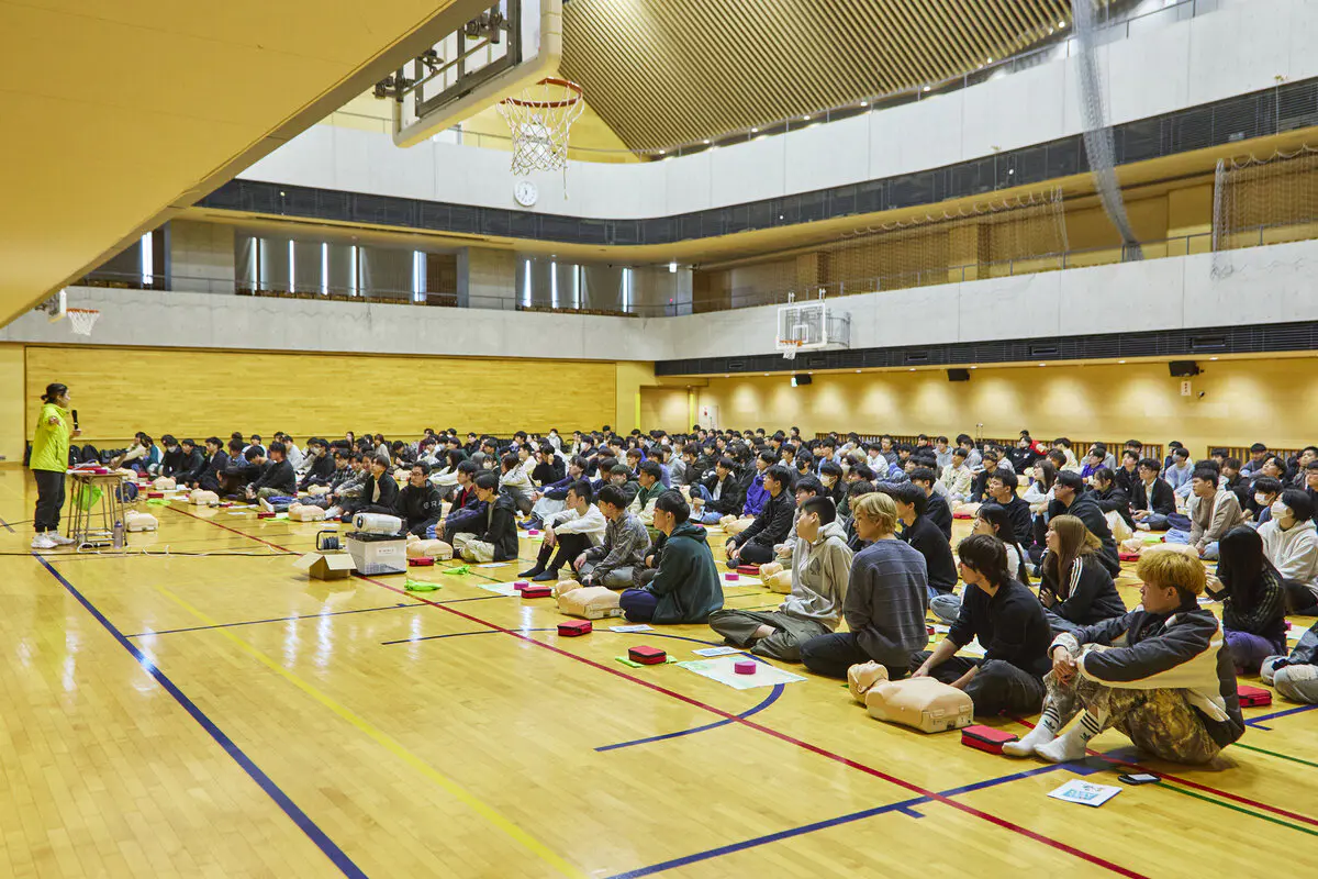 メイプルセンチュリーホールのアリーナでは最大で約200人が一斉に講習に臨んだ（世田谷キャンパス） 