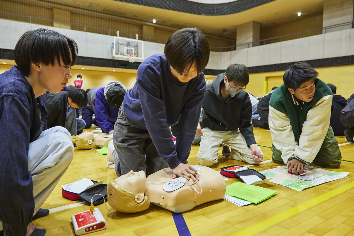 心肺蘇生法を実践する新入生ら