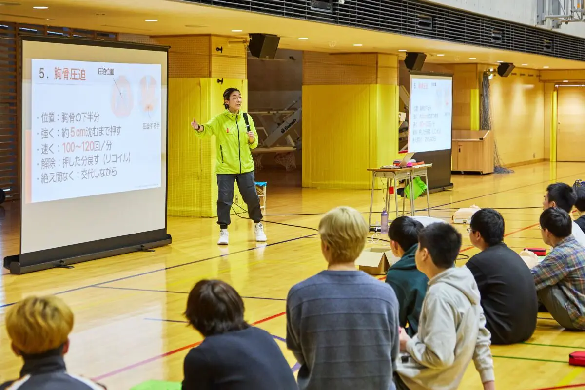 胸骨圧迫のポイントを説明する曽根悦子准教授