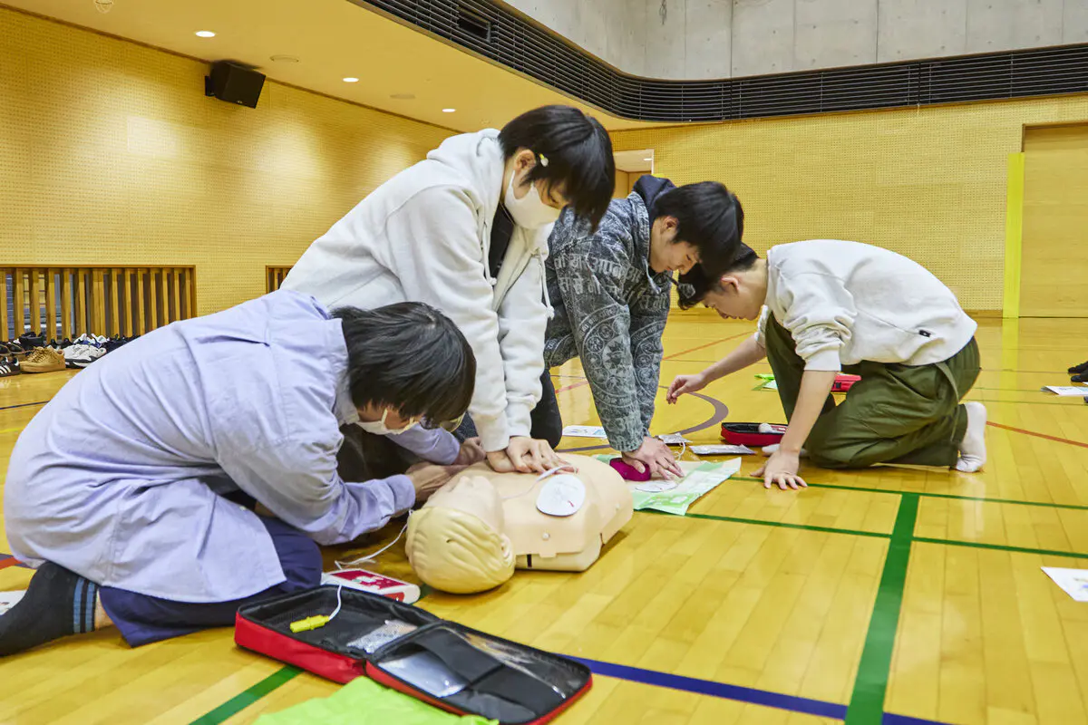 心肺蘇生法を実践する新入生ら