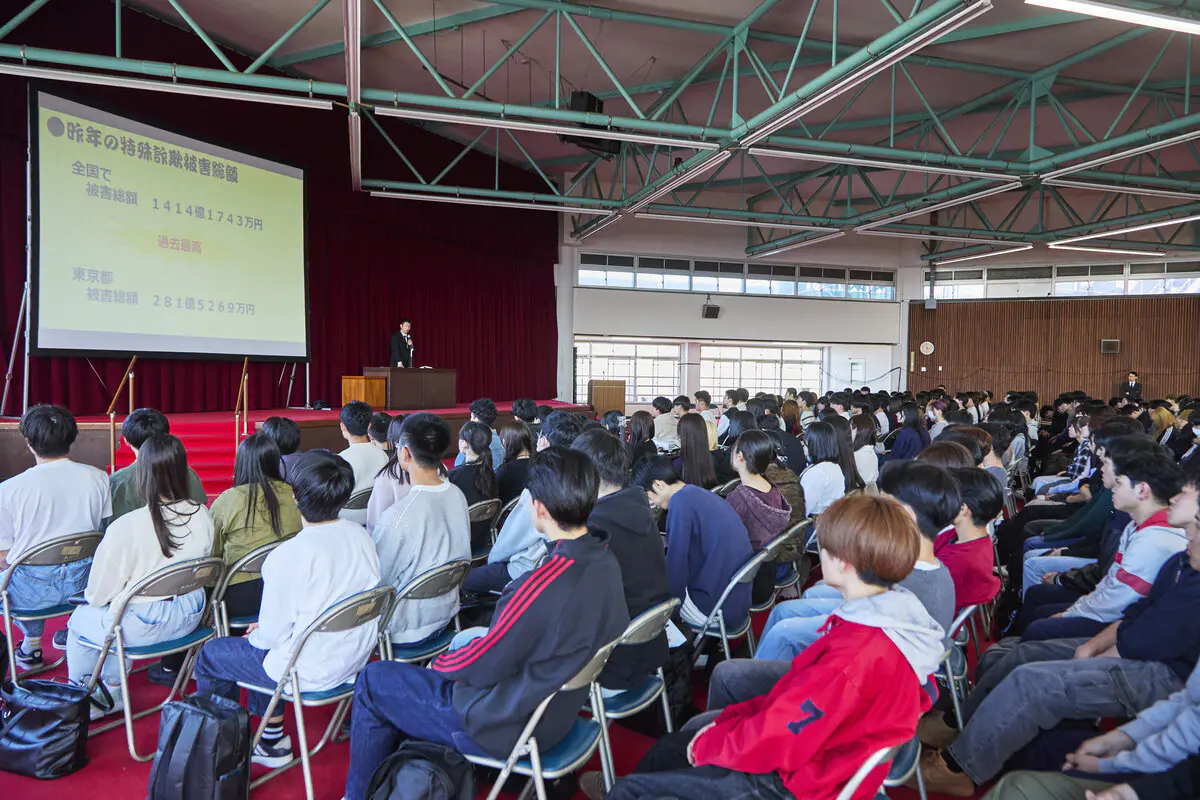 警視庁署員からの説明に耳を傾ける学生ら