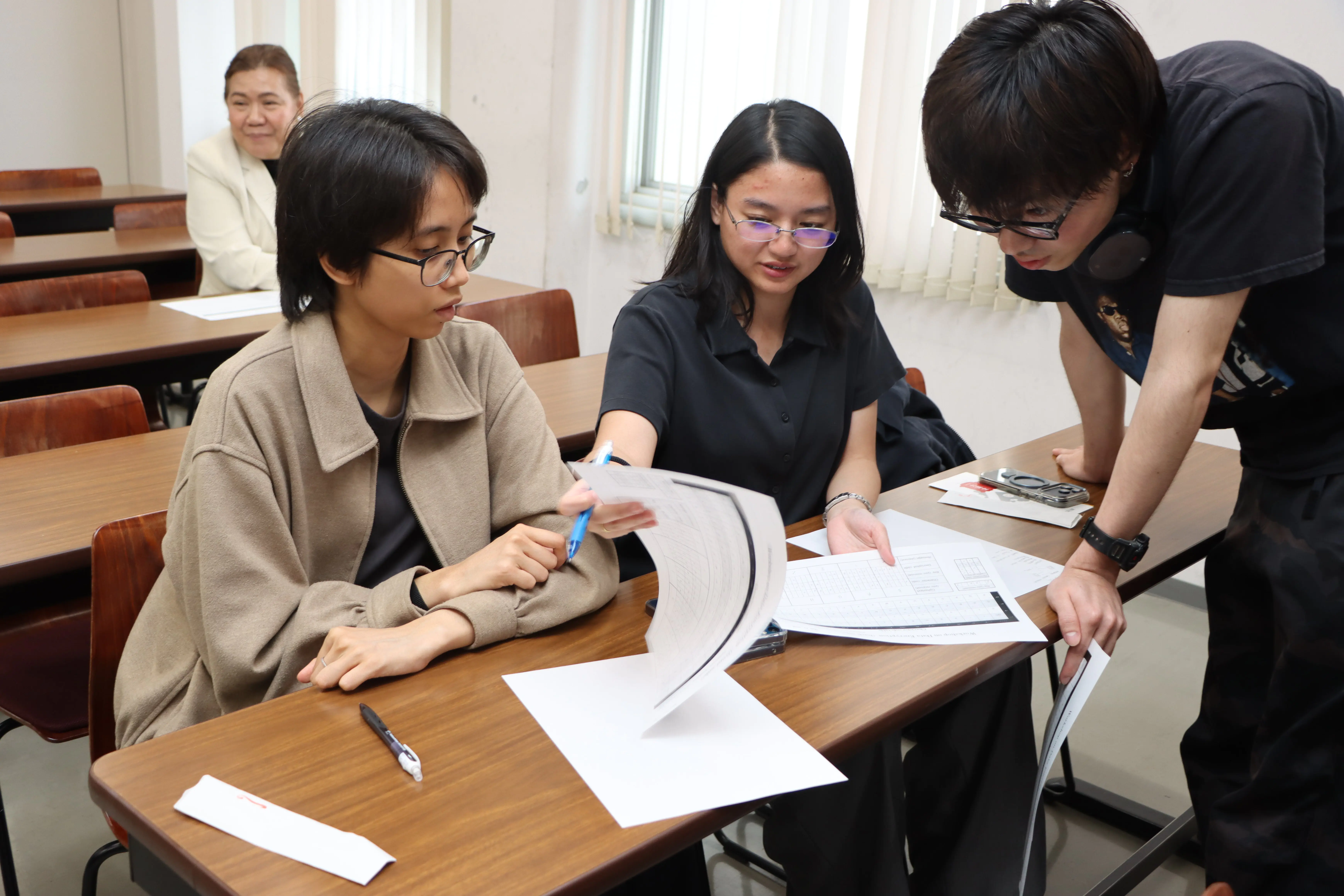 ワークショップにてサポートする理工学部の学生